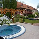 Hotel Zsanett 3*