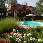 Zsanett Hotel 3*