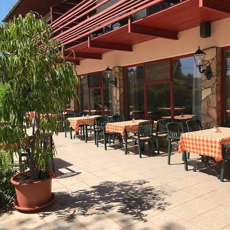 Zsanett Отель 3*