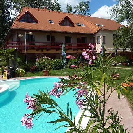 فندق Zsanett Balatonkeresztúr