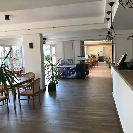 Отель Zsanett 3*