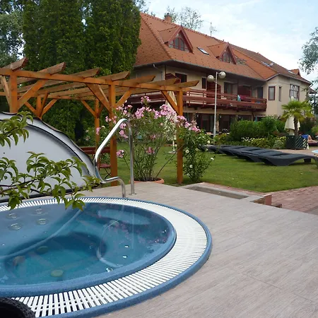 Hotel Zsanett 3*