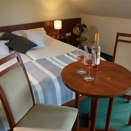 Zsanett Балатонкерестур