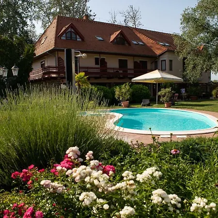 Zsanett Szálloda 3*