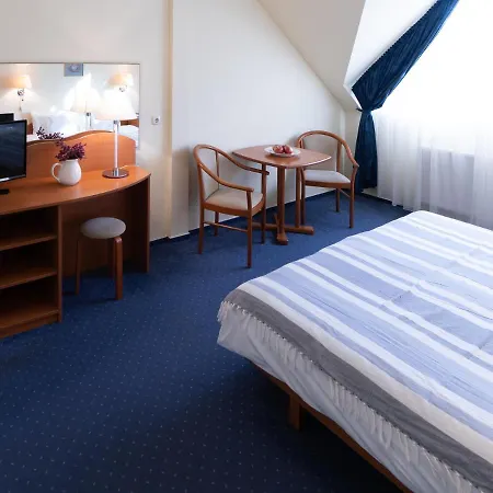 Отель Zsanett 3*