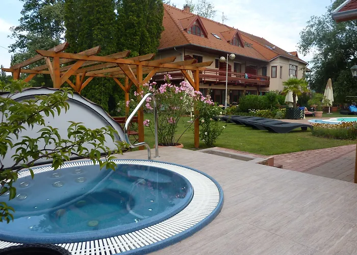 Hotel Zsanett 3*